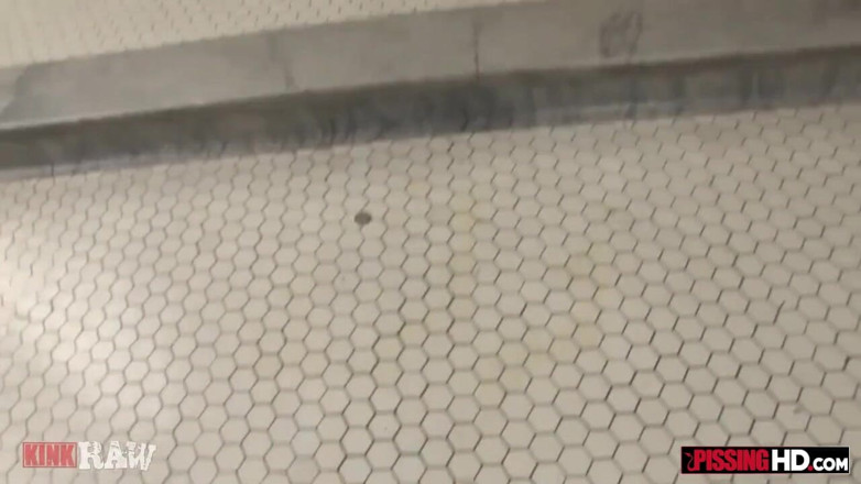 Pissing HD: Bruneta slabă Amber Rayne devine un pisoar uman