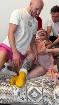 Extrême, une grosse femme mature tatouée se fait baiser par un groupe de double pénétration