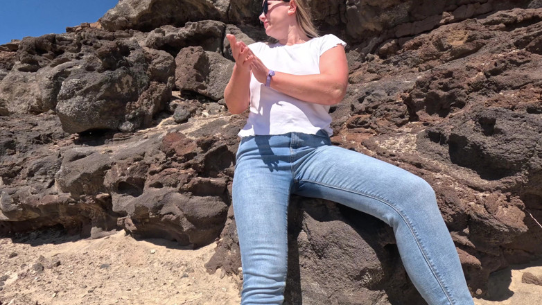 Emma Voyeur: Casual Beach Pee - Jeans Wetting Outdoors