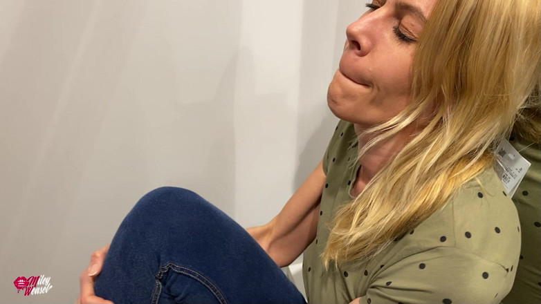 Miley Weasel: Pelacur imut rambut pirang ini dikendalikan di tempat umum!!