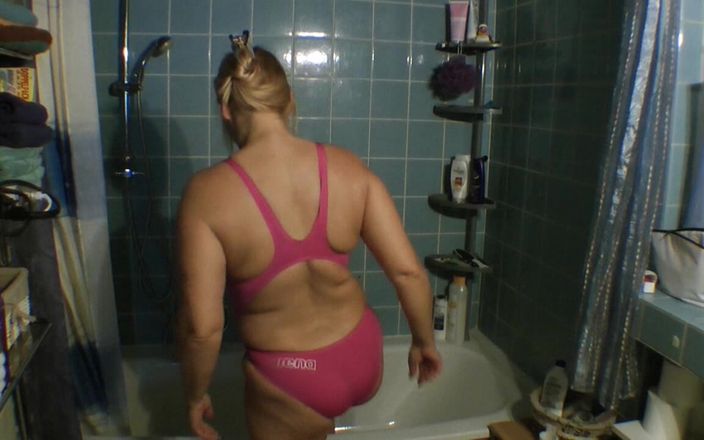 SweetSusi: Mit rosa badeanzug in der dusche