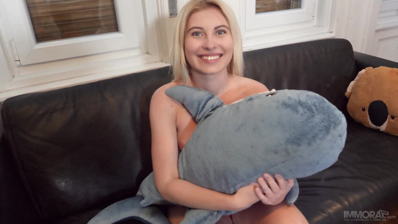 Immoral Live: Üvey kız kardeş Lilly en sevdiği peluş oyuncağını amıyla kazanıyor