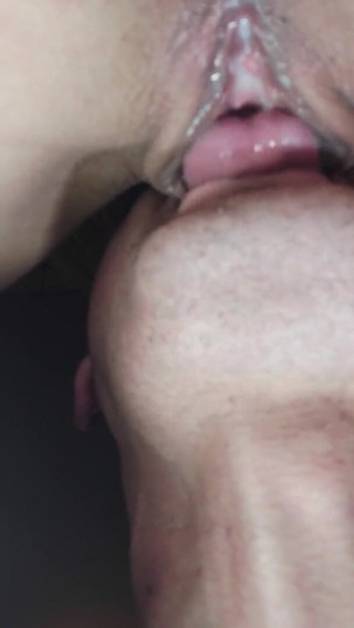 Wet Pussy Fuck: ティーンの剃った猫は非常に濡れた猫を非常にクローズアップして舐めました