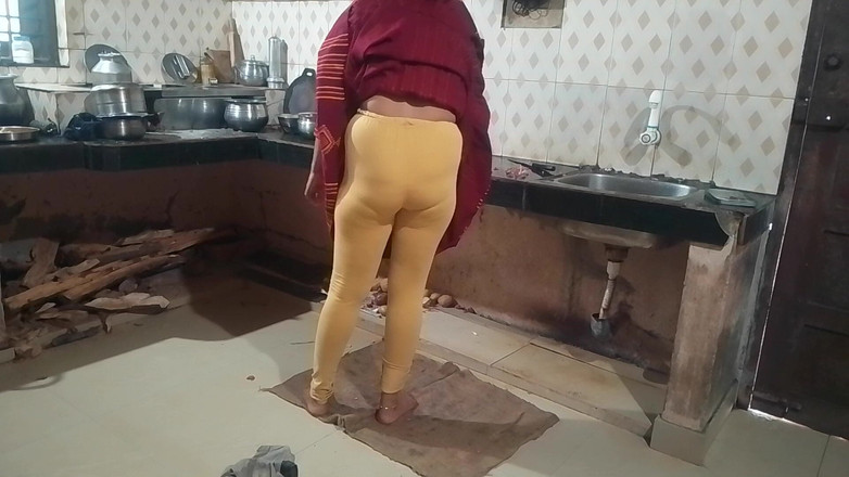 Skydreem1104: पति और पत्नी किचन में सेक्स कर रहे हैं
