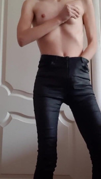 O fată slabă se masturbează în pantaloni de piele