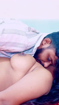 Ateşli gecede seksi Güney Hintli çiftin romantizmi