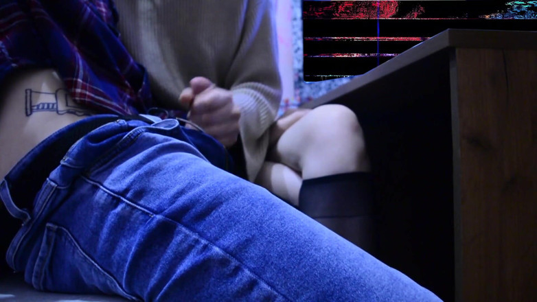20th century of porn: Sınıf arkadaşım ders sırasında masanın altında sikime mastürbasyon yapıyor