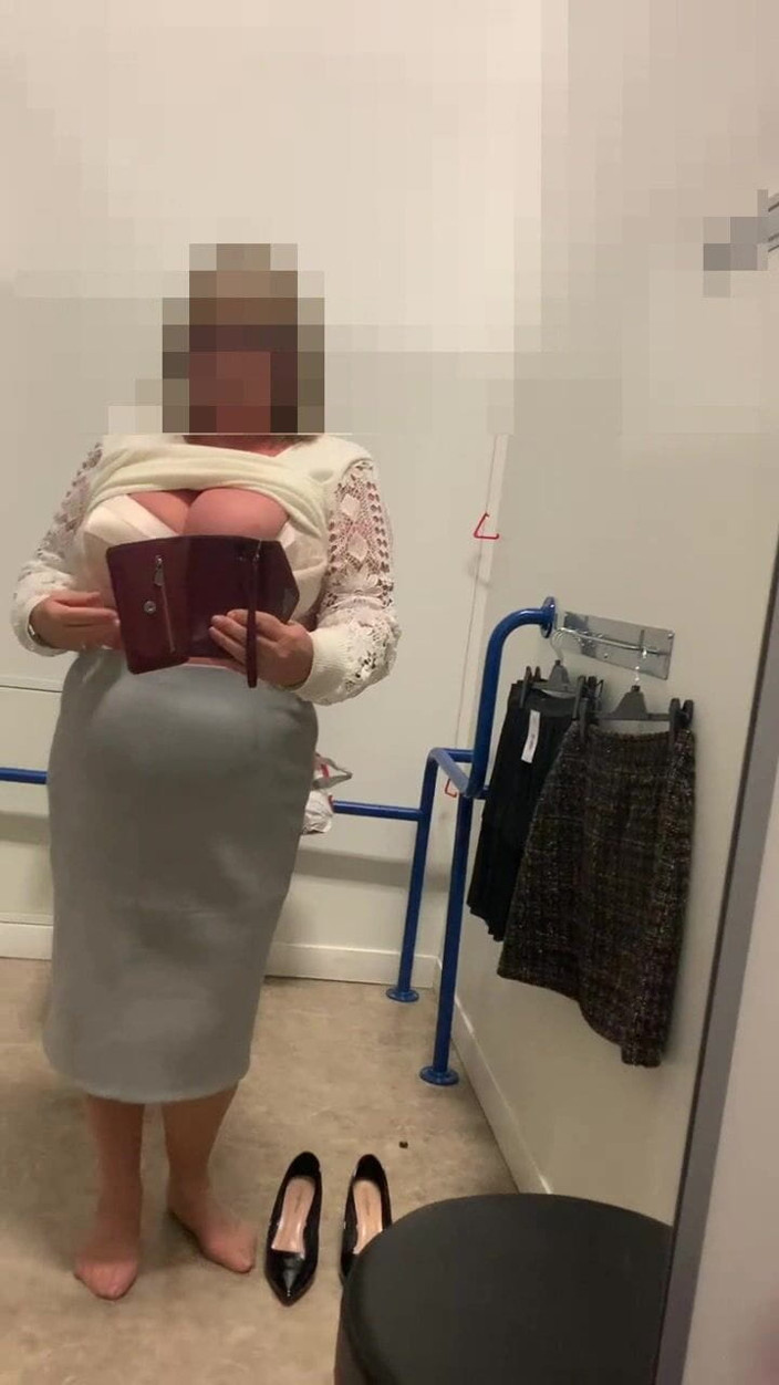 Julie Cunningham: Julie in M&amp;s Locker Room - Tiada Seluar dalam di bawah...