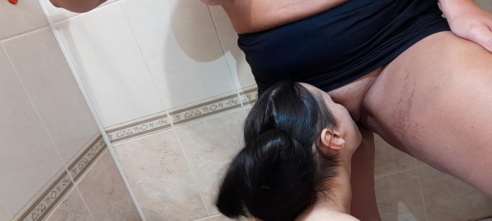 Lesbian-illusion: En el baño meo y follo a mi flaca morena...
