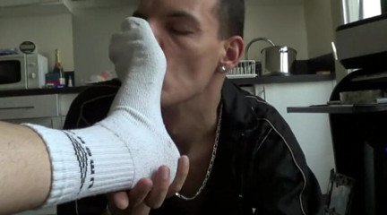Sneaker gay: Sniff feet master and fucked hard in sneaker