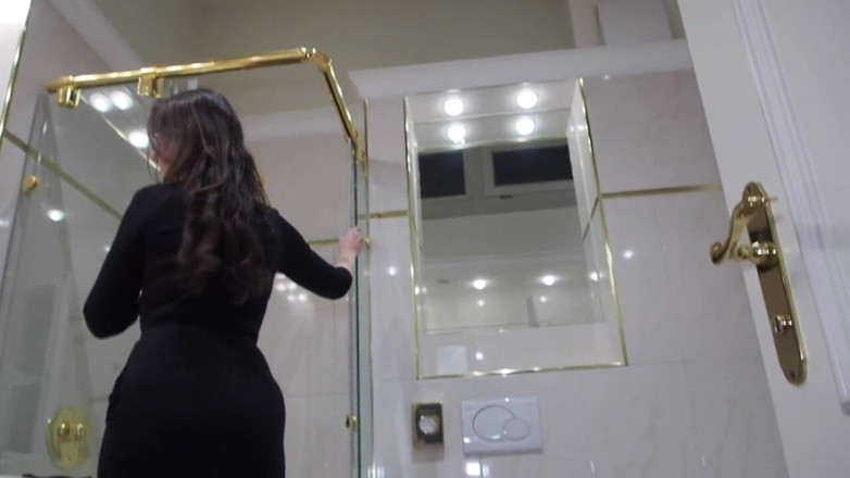 Lady Victoria Valente: High Heels laute schritte im Badezimmer - High Heels fetisch clip