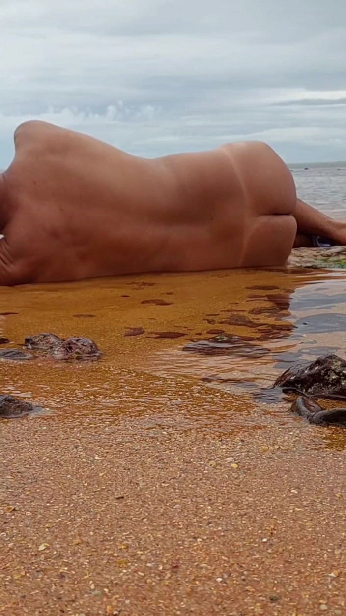 Ladysilvas: Ladysilva sur la plage se déshabille, quel cul bronzé sexy...