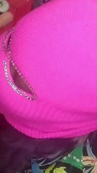 Une femme excitée suce nos deux bites en la traçant l'une après l'autre et demande notre sperme sur sa nourriture.