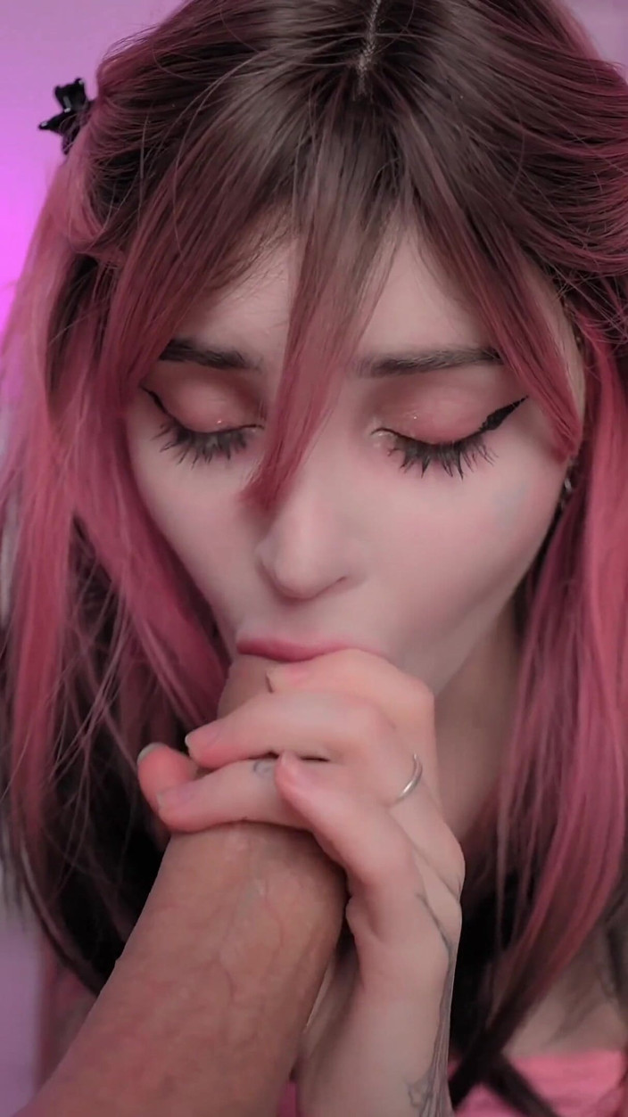 pinkloving: 사방에서 폭발할 때까지 자지 POV를 때리고 딥쓰롯하는 귀여운 핑크 머리 소녀