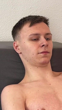 Edik (18) Sikanie i masturbacja