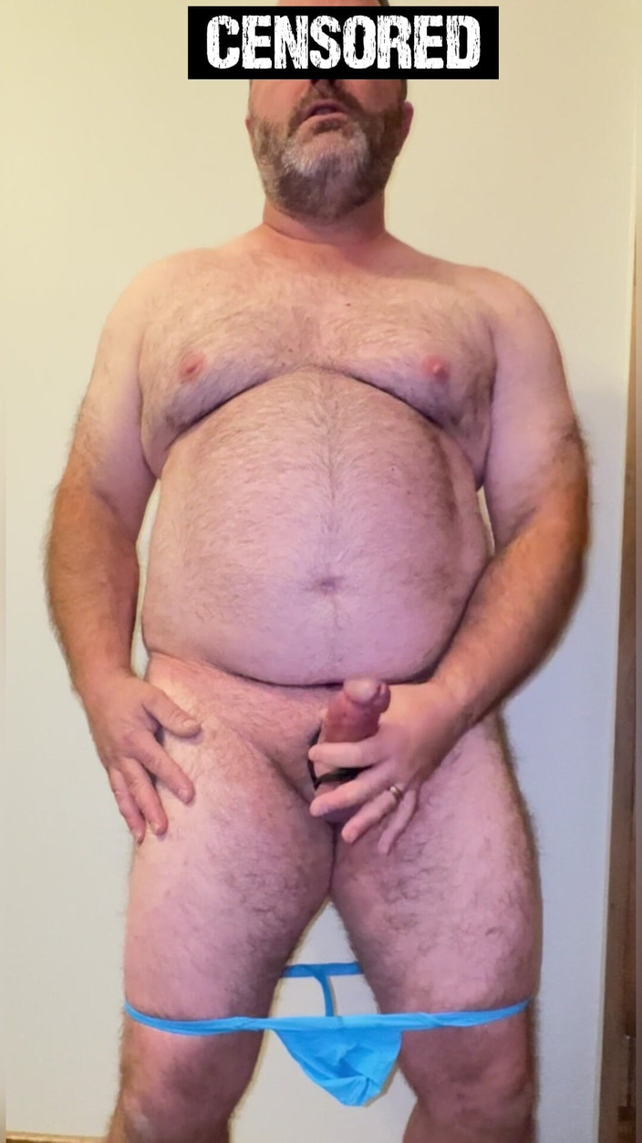 Anal Steve: Anal Steve în tanga albastru arătându-și corpul de urs și pula, cu...