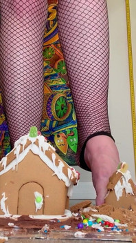 La géante du village de Noël détruit mes maisons en pain d’épice au ralenti