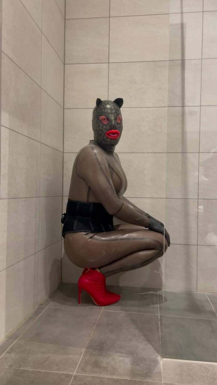 PervyLara: Rubberdoll przezroczysty lateksowy kombinezon w łazience