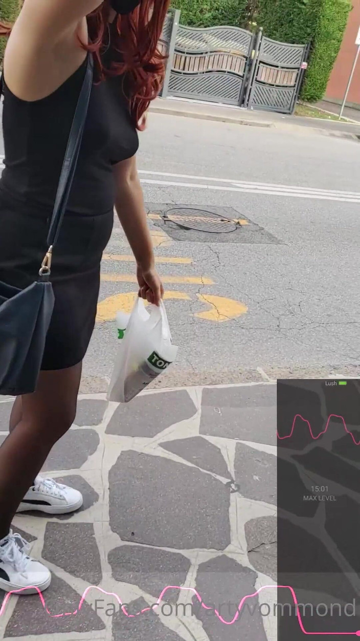 Arty_von: Zrzka orgasmus při nakupování s dálkovým vibrátorem