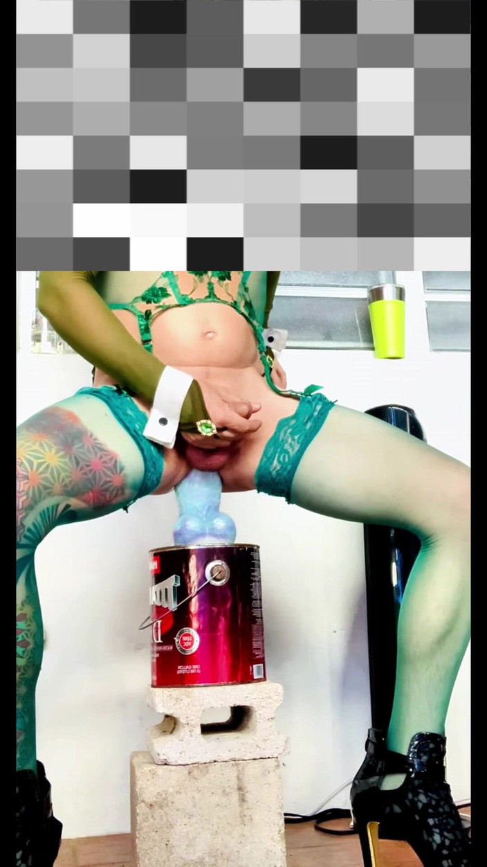 Benito414: パンティを脇に置いて外に乗るかわいいシーメールディル