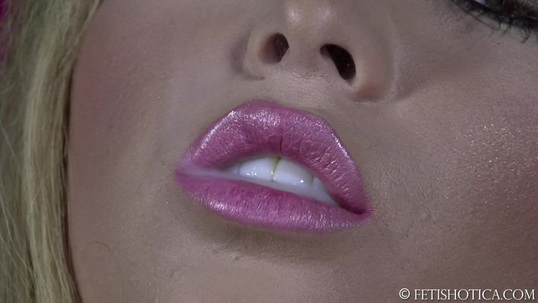 Fetishotica: Britská asijská děvka Natalia Forrest kouří nahá