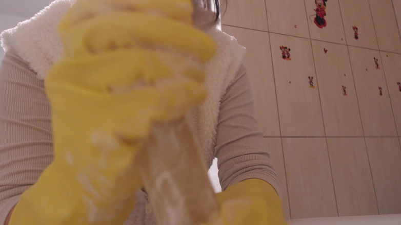 AmayaMori: 我戴着黄色洗碗手套的继妹用假阳具和大量白色泡沫和肥皂洗澡