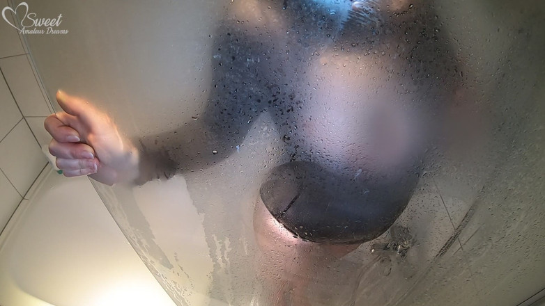 Sweet Amateur Dreams: ホットな継母をシャワーでセックス - 滴る中身
