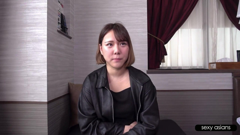 TOKYO HONEY TRAP: Une hôtesse de style Gyaru revient pour une séance photo...