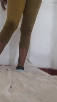 Sexy ohýbání nevlastní mámy s velkým zadkem na dno