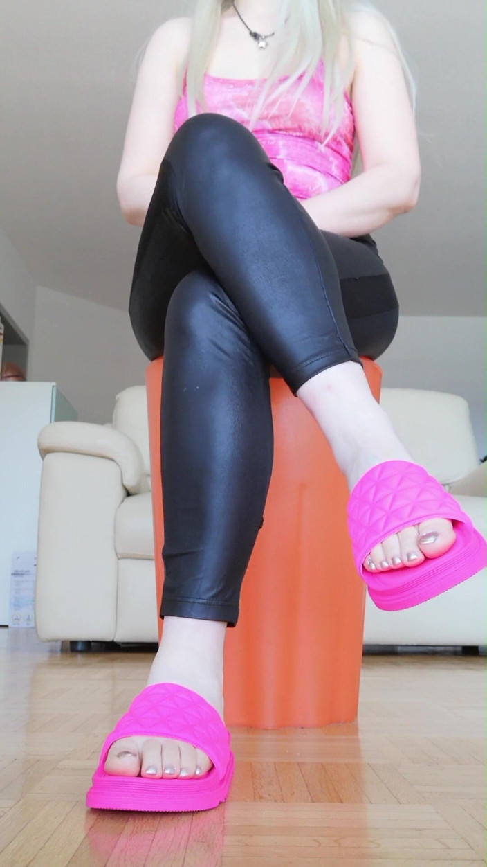 RavenBigAss: Raven: ťukání na prsty se zkříženýma nohama v latexových kalhotách od...