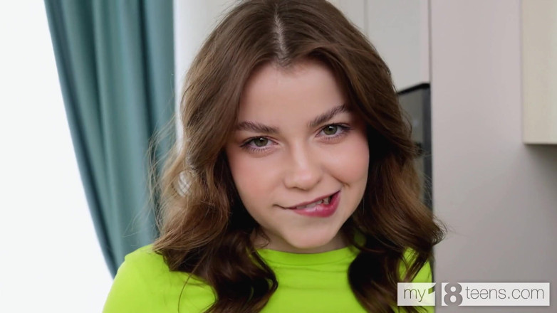 My 18 Teens: My18teens - Urocza dziewczyna Julia Morozzi rucha swoją owłosioną cipkę