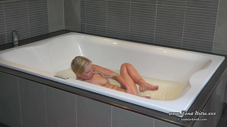 Lena Nitro: Super sexy holka Lena Nitro si prstí obě díry v...