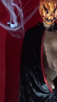 Een grote zwarte lul voor Halloween