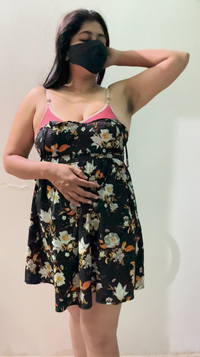Indiandesiriya: Heiße desi-mollige MILF zieht große möpse aus