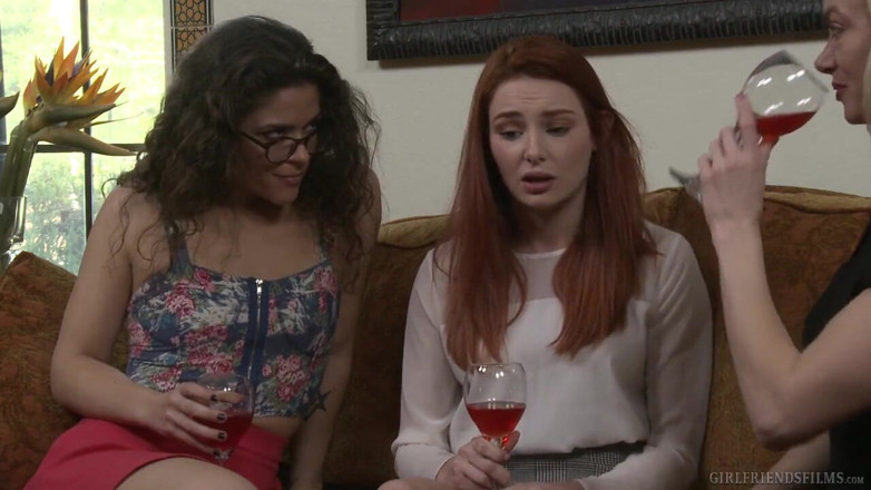Girlfriends Films: Timida Lacy Lennon sedusă de antrenorul ei de actorie matură...