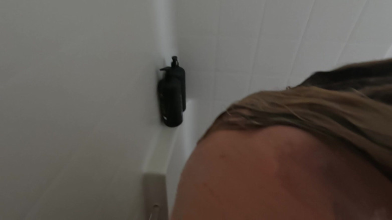 Sav Moolah: POV: เขาจับได้ว่าฉันช่วยตัวเองในห้องอาบน้ําและแตกในฉัน