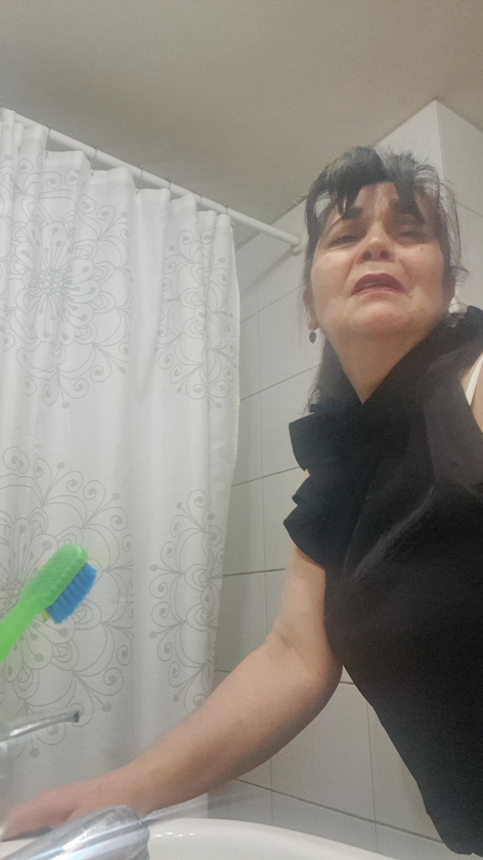 Mommy big hairy pussy: मम्मी बाथरूम में उसके साथ गुप्त सेक्स करने की कल्पना करती है।