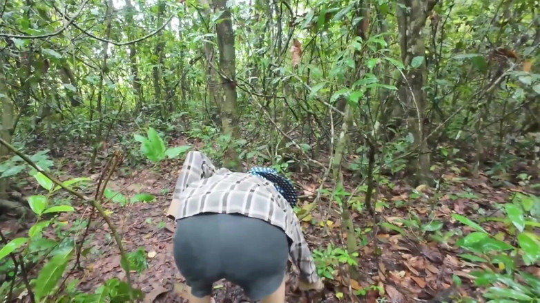 RealThaiSolo: Une Thaïlandaise se promène et se vante de ramasser des...