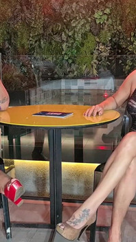 Sıcak ve doyumsuz sarışın MILF pornoya sınırsız seks yapmak için geri döndü