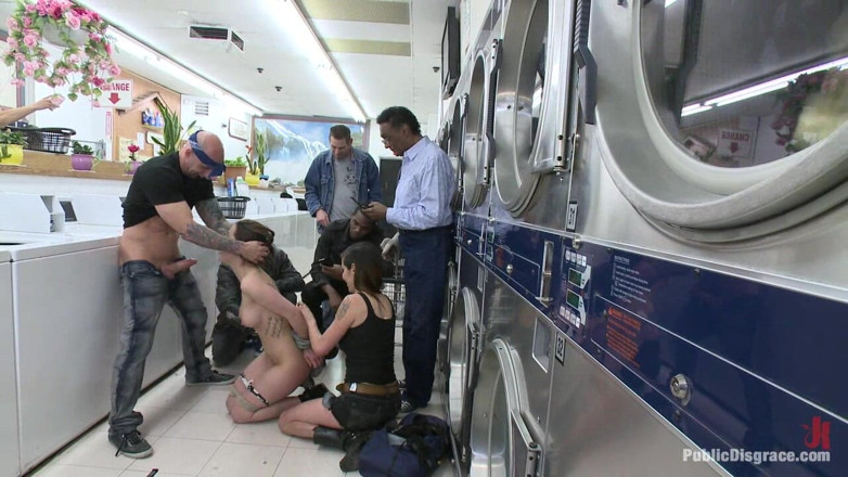 Public Disgrace by Kink: Francouzská kráska análně šuká na veřejnosti