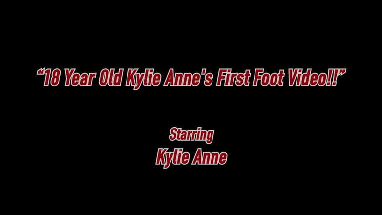 Fucked Feet: Primul videoclip cu picioarele al lui Kylie Anne, de 18 ani!