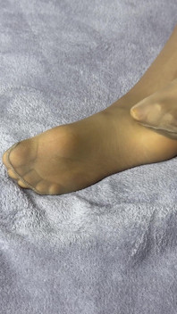 La segretaria in collant di nylon adora le sue gambe lunghe