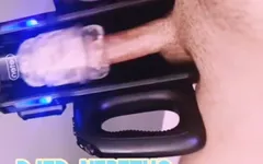 Grande pau rebenta uma carga usando auto fleshlight