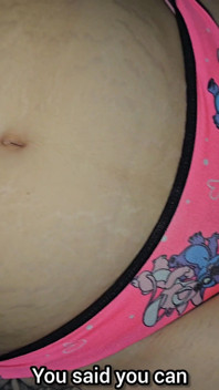 Desi moje nevlastní dcera mě nechá dotýkat se jí výměnou, vidím její kundičku je tak roztomilá