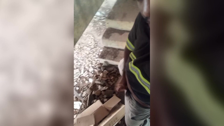 TheBlacKHunterr: En las escaleras del edificio golpeando un