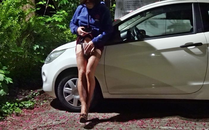 Loreley add: Sissy fa pipì con il suo micro perizoma nel parcheggio...