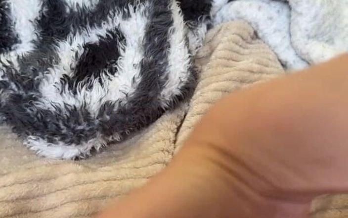 Kylie Hart: Awek dewasa muda bermain dan menjolok dirinya