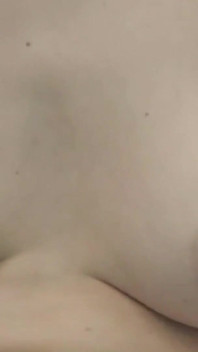 Frumusețe la acasă - 3 brunetă țâțoasă se masturbează cu un vibrator în jacuzzi