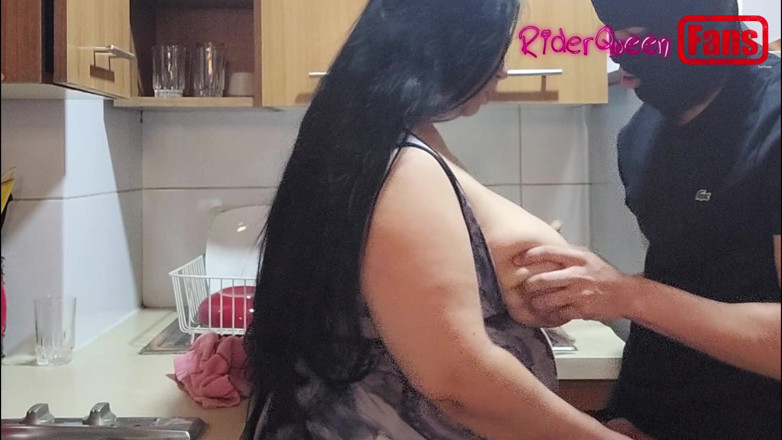 Riderqueen: Videa pro fanoušky: Maskovaný mladý muž mě šuká v kuchyni