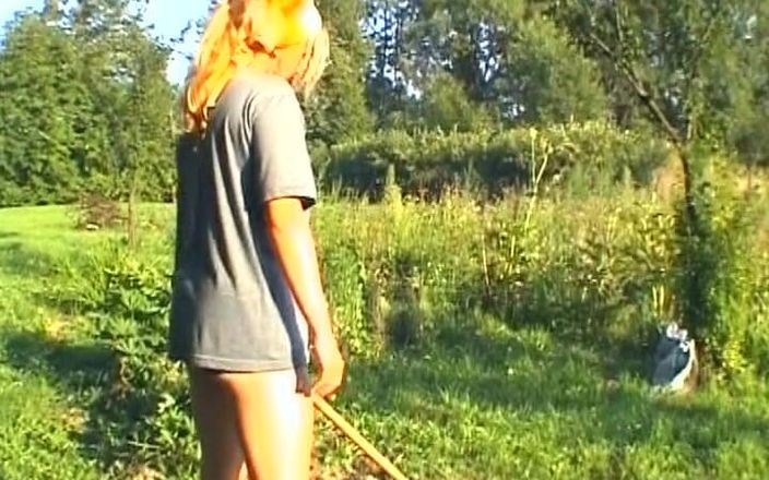 Deutscher hardcore: 자연에서 과일을 가지고 노는 금발 독일 창녀